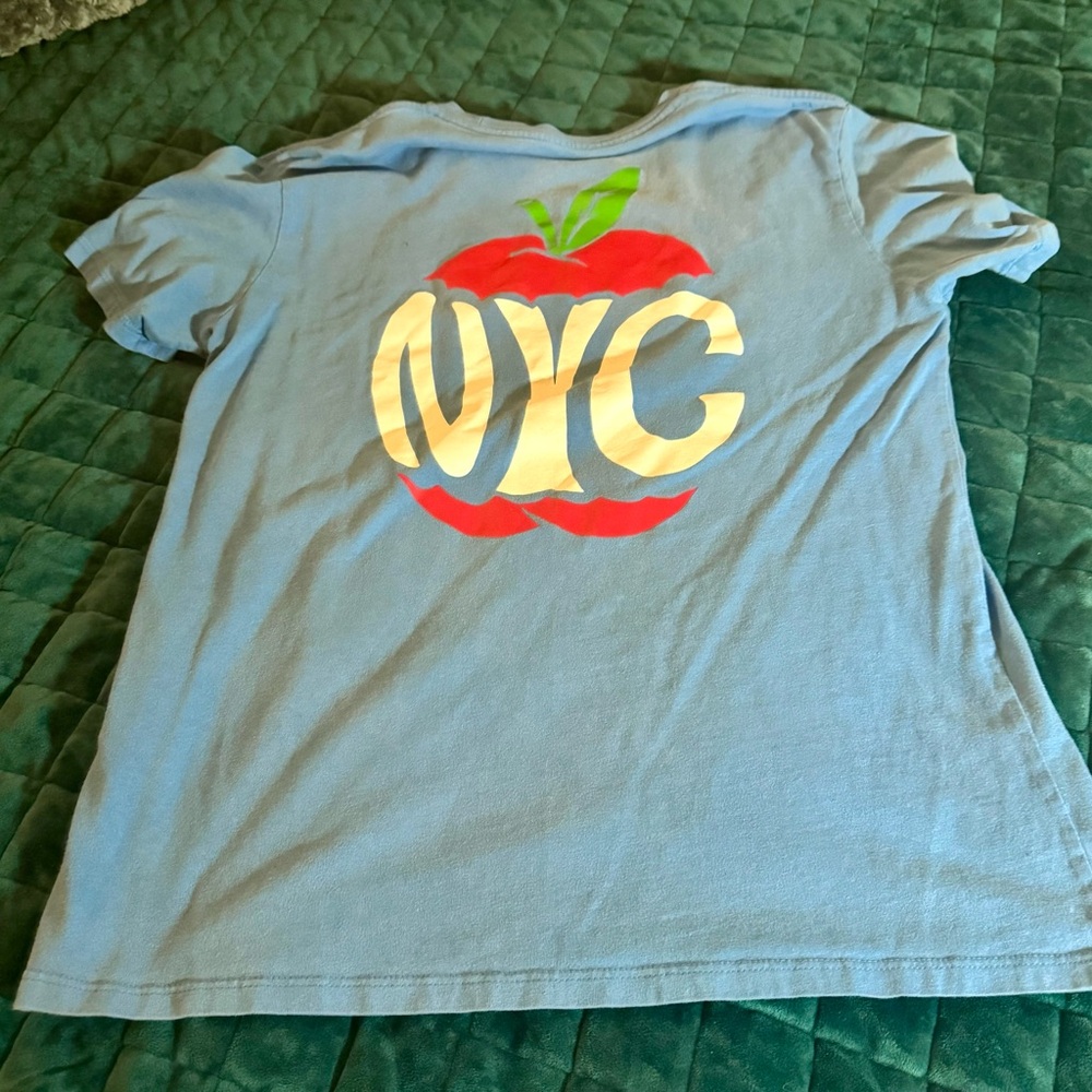 Levi’s Men’s NYC (Big Apple) Light Blue Tee. Medium